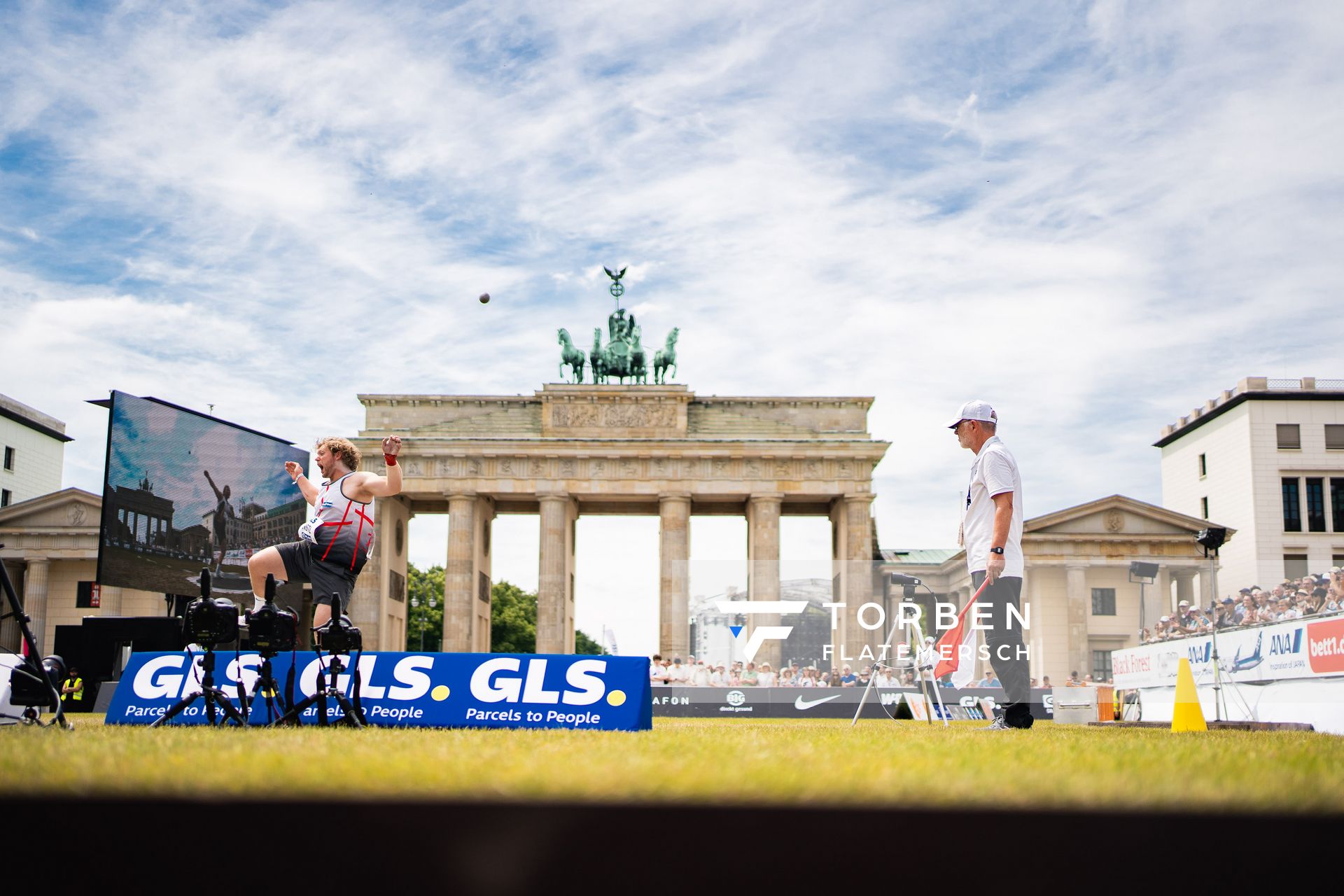 Silas Ristl (LAC Essingen) beim Kugelstossen waehrend der deutschen Leichtathletik-Meisterschaften auf dem Pariser Platz am 24.06.2022 in Berlin